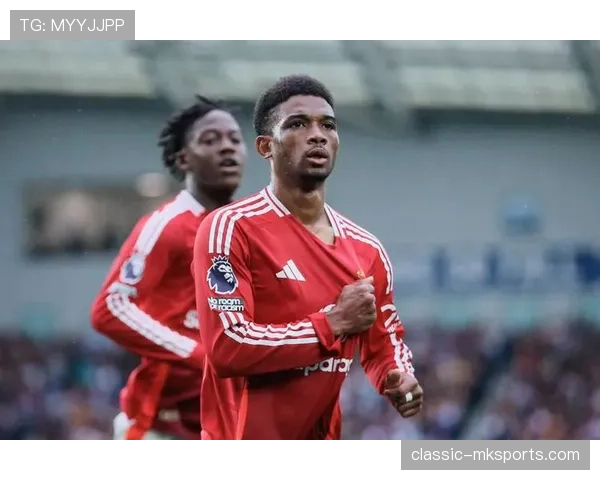 曼联进攻组织混乱问题：球队当前阶段表现受限，对赛季走势形成制约